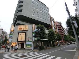 メンズエステのある新宿一丁目西交差点