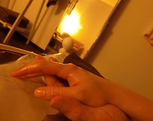 新宿・メンズエステ「エージーグランデ」のハンドマッサージ