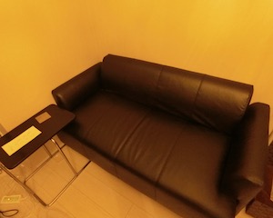 新宿・メンズエステ「アロマモア」の施術室のソファ