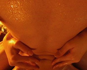 新宿・メンズエステ「アロマモア」のデコルテマッサージ