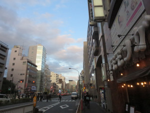 チャイエスのある新宿の風景