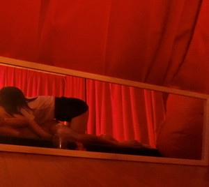 新宿メンズエステのミラー越しの風景